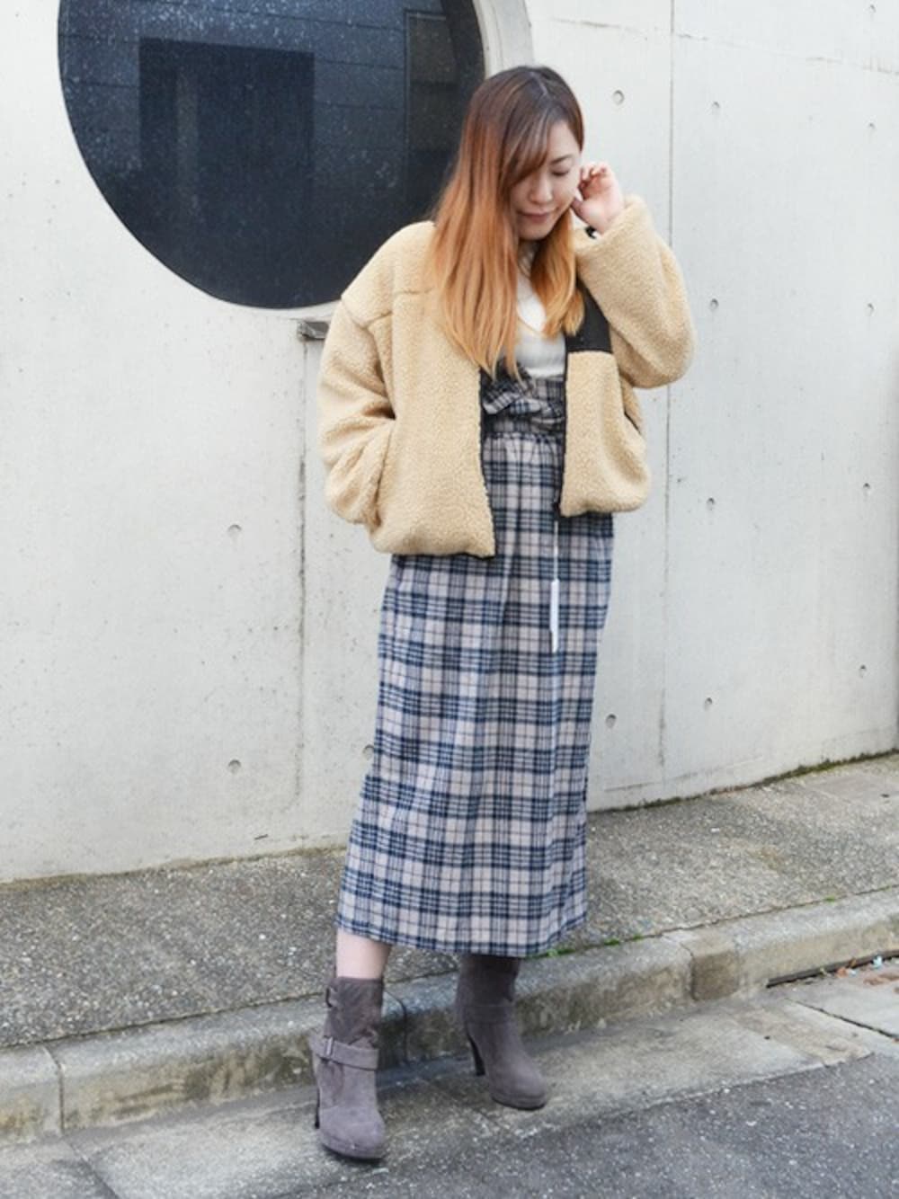 ベージュ系のノーカラージャケット、ベージュ系のスカート、ホワイト系のTシャツ/カットソーを着用したレディースの冬コーディネートの1枚目の写真