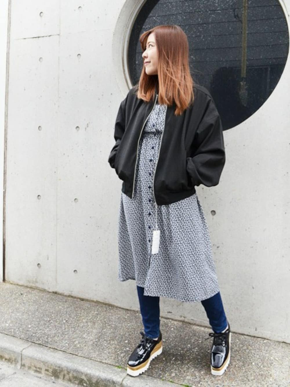 「ブルゾン、デニム、ワンピース、カジュアル、休日スタイル、ootd、プチプラコーデ、楽チンコーデ、おしゃれさんと繋がりたい、styleblock」｜「STYLEBLOCKの花柄プリントミモレ丈オープンカラー開襟シャツワンピース（シャツワンピース、ホワイト系）」を使った、STYLEBLOCKさん（レディース・153cm）の冬コーディネートの1枚目の写真