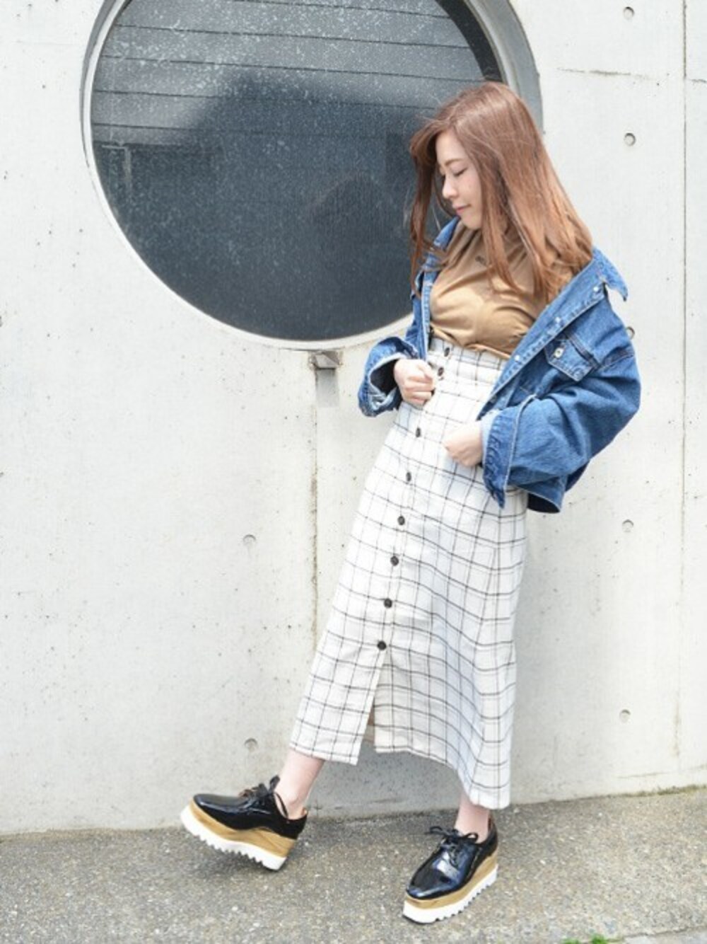 「スカート、カジュアル、プチプラ、ootd、低身長、ラクチンコーデ、outfit、大人ガーリー、おしゃれさんと繋がりたい、styleblock」｜「STYLEBLOCKの先染めウィンドウペンチェックフロントボタンハイウエストロングスカート（スカート、ホワイト系）」を使った、STYLEBLOCKさん（レディース・153cm）の春コーディネートの1枚目の写真