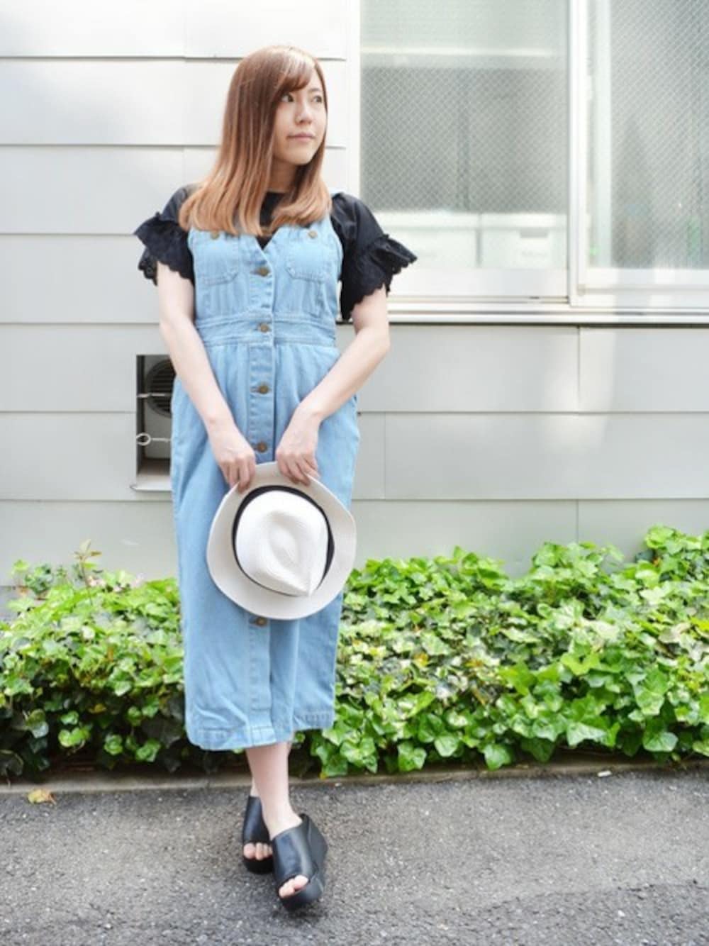 「デニム、カジュアル、ブラック、プチプラ、ootd、夏コーデ、低身長、おしゃれさんと繋がりたい、オトナ女子、styleblock」｜「STYLEBLOCKのミモレ丈前ボタンデニムワンピース（ジャンパースカート、ブルー系）」を使った、STYLEBLOCKさん（レディース・160cm）の春コーディネートの1枚目の写真