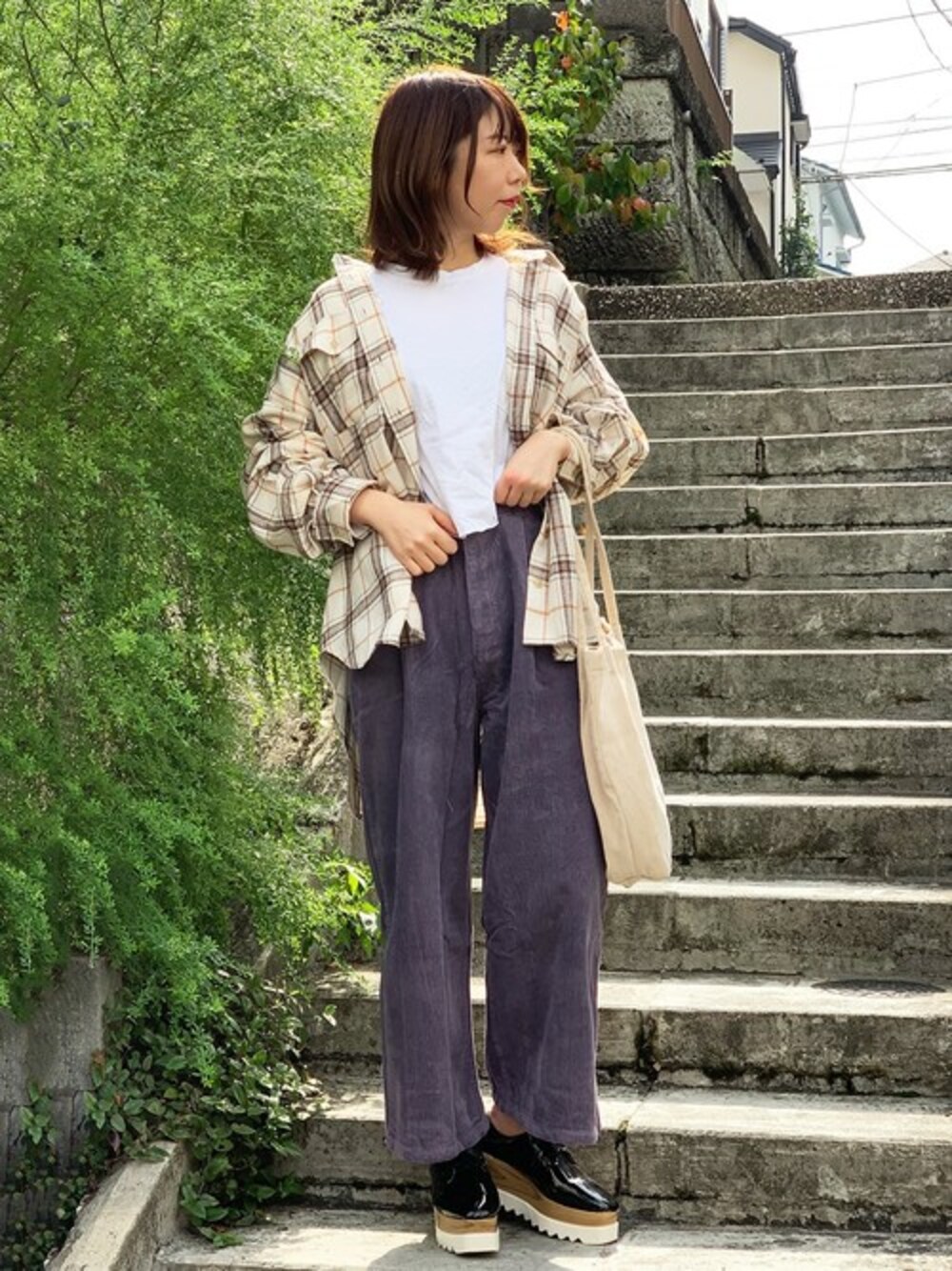 「チェック、トートバッグ、コーデュロイ、カジュアル、チェックシャツ、オーバーサイズ、ワイドパンツ、プチプラ、パンツスタイル、ベージュコーデ」｜「STYLEBLOCKのビッグシルエットネルチェックビッグシャツブラウスネルシャツ（シャツ/ブラウス、ベージュ系）」を使った、STYLEBLOCKさん（レディース・164cm）の秋コーディネートの1枚目の写真