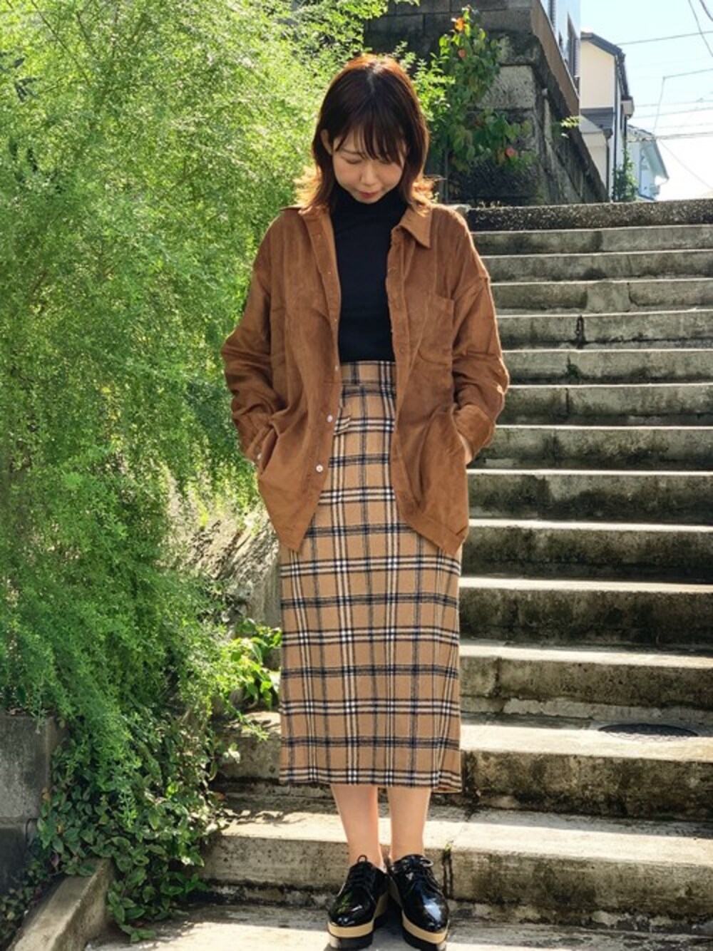 「チェック、タイトスカート、コーデュロイ、レイヤードスタイル、タートルネック、オーバーサイズ、プチプラ、ユニセックス、厚底シューズ、秋コーデ」｜「STYLEBLOCKのビッグシルエットコーデュロイビッグシャツ（シャツ/ブラウス、イエロー系）」を使った、STYLEBLOCKさん（レディース・164cm）の秋コーディネートの1枚目の写真