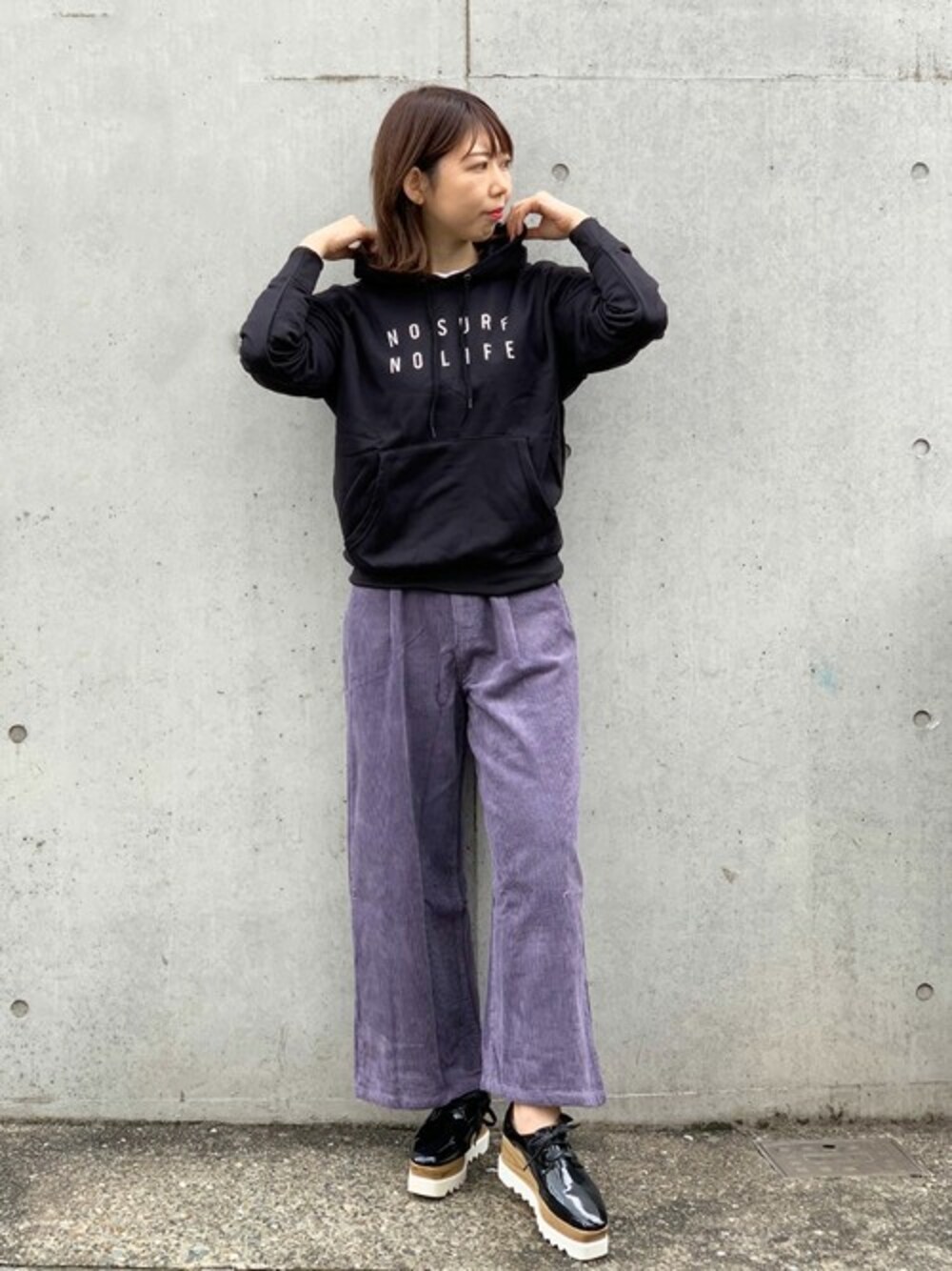 「カジュアル、シンプル、パーカー、ストリート、大人カジュアル、コーデュロイパンツ、ワイドパンツ、プチプラ、厚底シューズ、秋コーデ」｜「STYLEBLOCKの裏起毛ロゴプリントプルオーバースウェットパーカー（パーカー、ブラック系）」を使った、STYLEBLOCKさん（レディース・164cm）の秋コーディネートの1枚目の写真