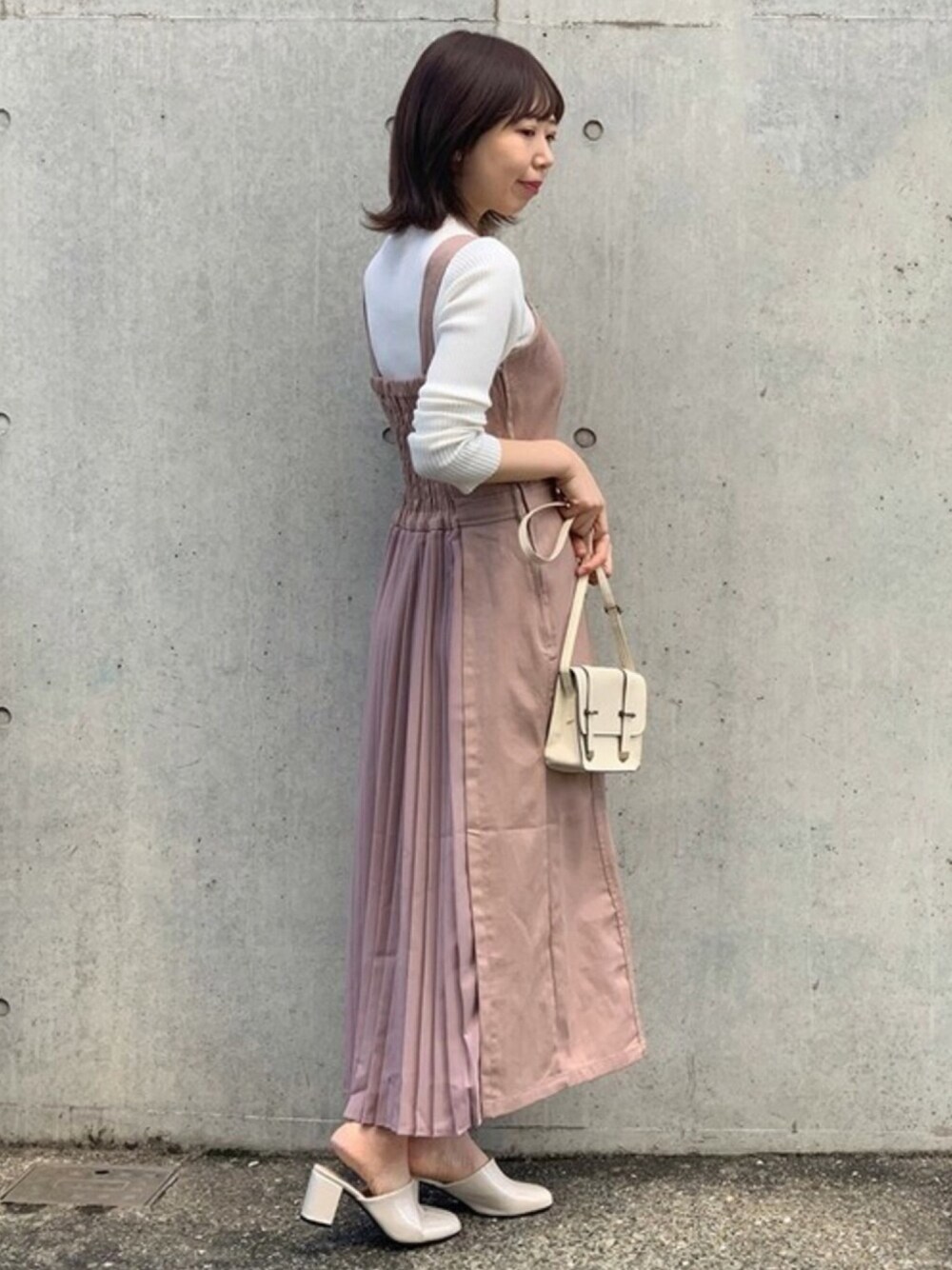 「スカート、シンプル、ピンク、ショルダーバッグ、レイヤードスタイル、デート、ジャンパースカート、プチプラ、パステルカラー、春コーデ」｜「STYLEBLOCKのカツラギバックプリーツ切替ジャンパースカートジャンスカ（ジャンパースカート、ピンク系）」を使った、STYLEBLOCKさん（レディース・164cm）の冬コーディネートの1枚目の写真