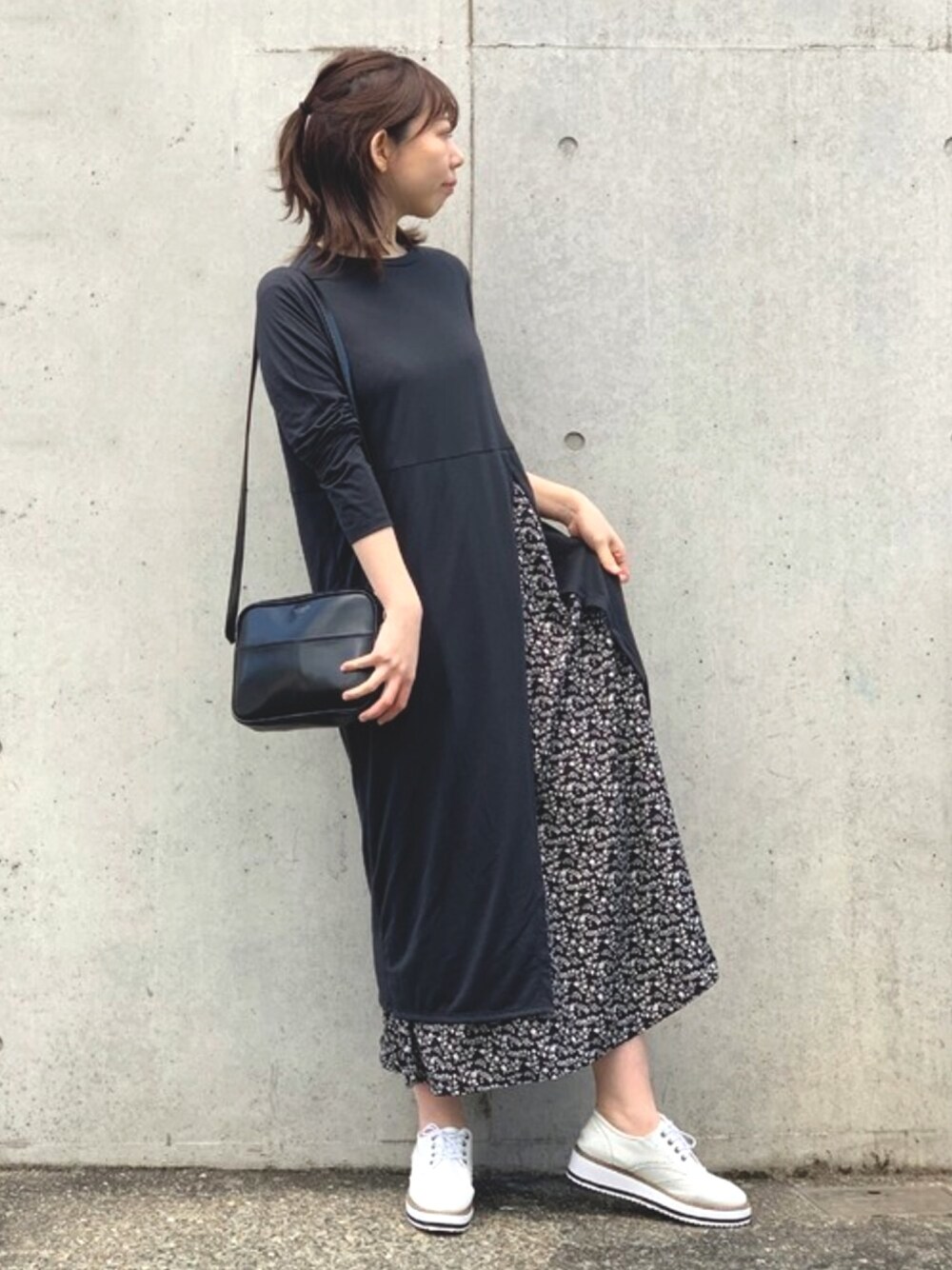 「ワンピース、シンプル、ショルダーバッグ、花柄、モノトーン、大人カジュアル、デート、プチプラ、厚底シューズ、春コーデ」｜「STYLEBLOCKの天竺×ポプリン花柄ドッキングワンピースマキシワンピース（ワンピース、グレー系）」を使った、STYLEBLOCKさん（レディース・164cm）の春コーディネートの1枚目の写真