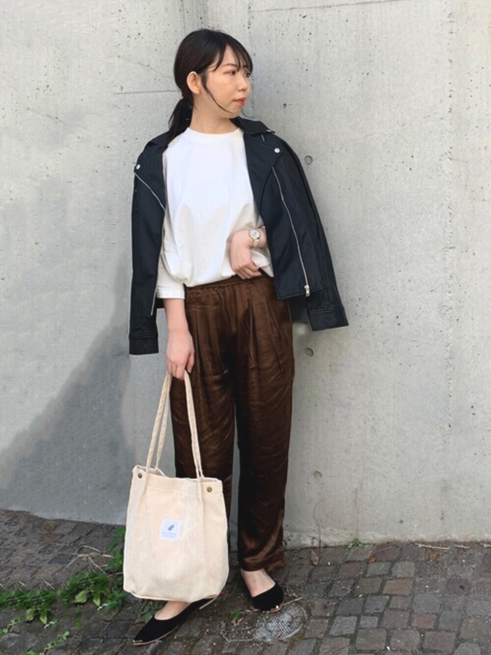 「トートバッグ、パンプス、レザージャケット、ライダース、大人カジュアル、サテンパンツ、大人コーデ、パンツスタイル、シンプルコーデ、秋コーデ」｜「STYLEBLOCKのPUレザーダブルライダースジャケット（ライダースジャケット、ブラック系）」を使った、STYLEBLOCKさん（レディース・164cm）の秋コーディネートの1枚目の写真