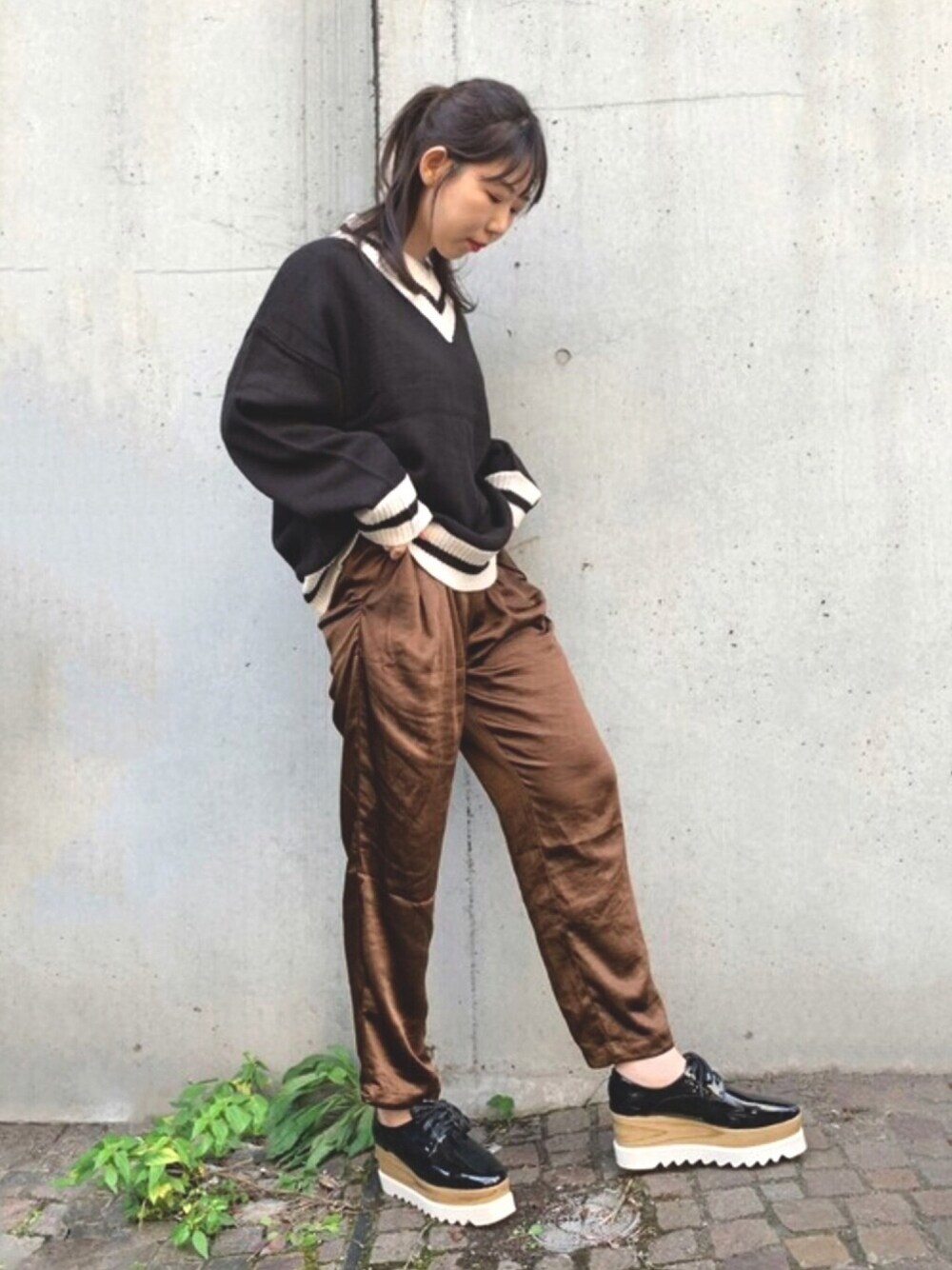 「ニット、ビッグシルエット、大人カジュアル、サテンパンツ、厚底シューズ、パンツスタイル、シンプルコーデ、ざっくりニット、チルデンニット、秋コーデ」｜「STYLEBLOCKの5GチルデンVネックビッグセーター（ニット/セーター、ブラック系）」を使った、STYLEBLOCKさん（レディース・164cm）の秋コーディネートの1枚目の写真