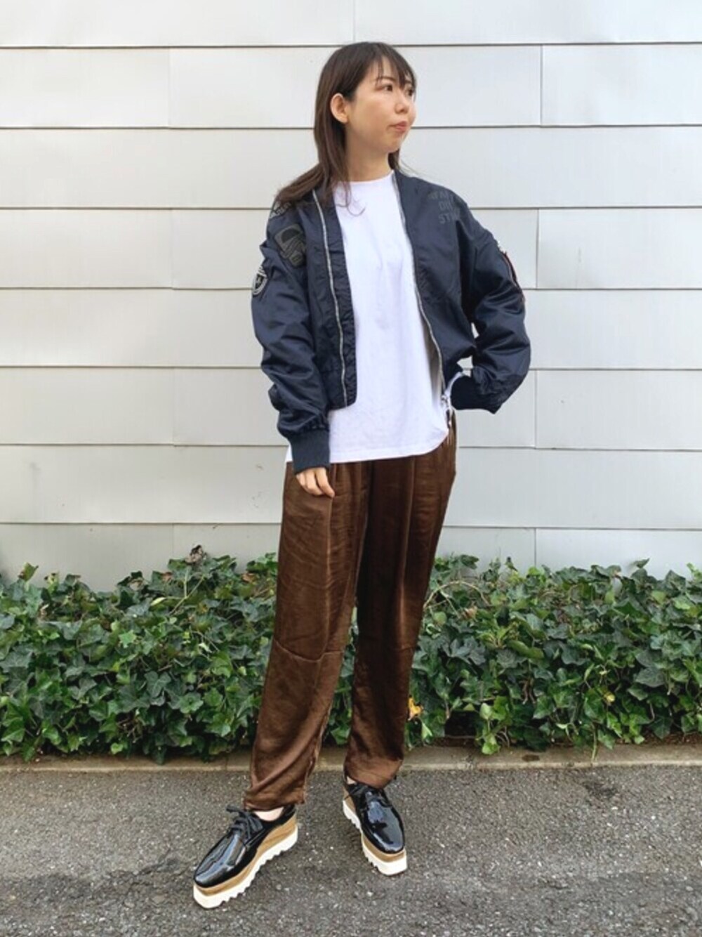 「ブルゾン、MA-1、ストリート、大人カジュアル、ミリタリージャケット、ユニセックス、サテンパンツ、厚底シューズ、パンツスタイル、秋コーデ」｜「STYLEBLOCKのヘビーツイル裏タフタワッペン付きMA-1ミリタリーフライトジャケット（MA-1、ブルー系）」を使った、STYLEBLOCKさん（レディース・164cm）の秋コーディネートの1枚目の写真