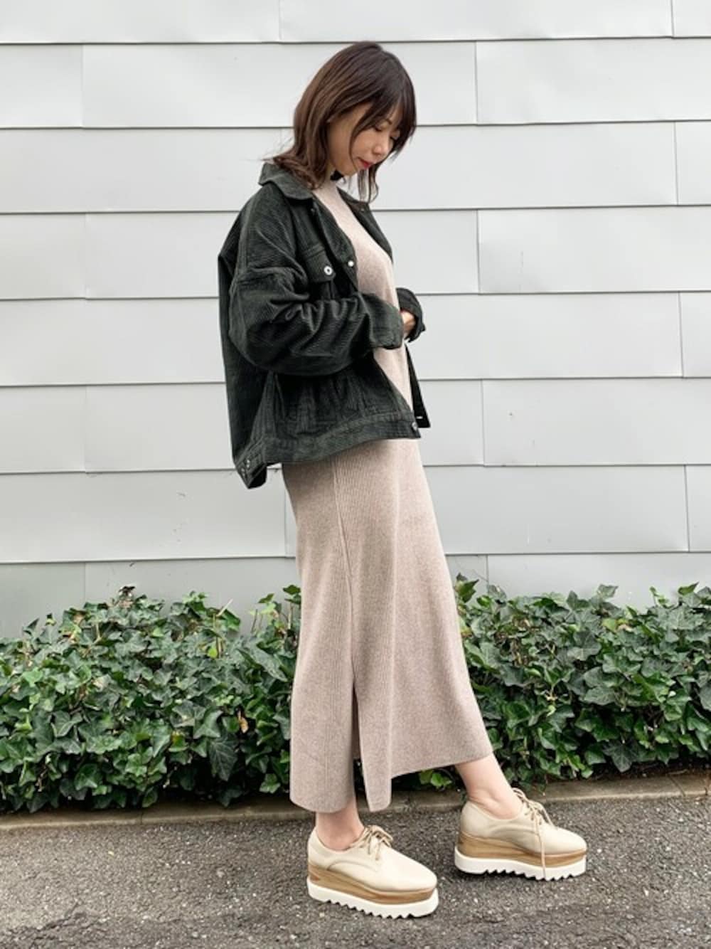 「ジャケット、ワンピース、コーデュロイ、ニットワンピース、デート、休日スタイル、厚底シューズ、ベージュコーデ、ゆるコーデ、秋冬コーデ」｜「STYLEBLOCKの太コールショートGジャン（デニムジャケット、グリーン系）」を使った、STYLEBLOCKさん（レディース・164cm）の秋コーディネートの1枚目の写真