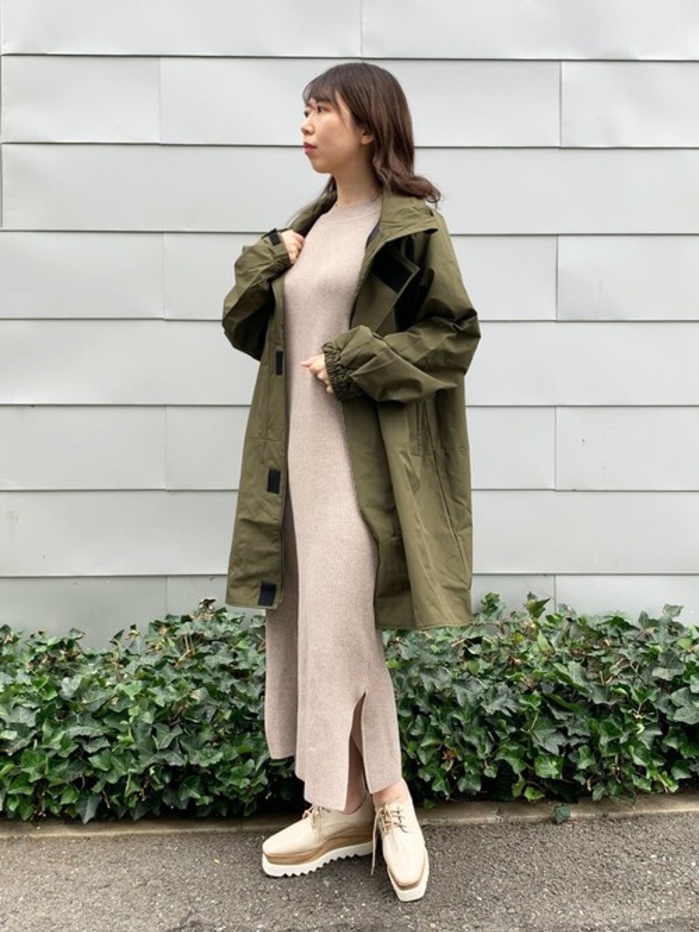「ワンピース、モッズコート、冬コーデ、ニットワンピース、大人カジュアル、厚底シューズ、デートスタイル（WOMEN）、シンプルコーデ、ベージュコーデ、カジュアルコーデ」｜「STYLEBLOCKの防風裏タフタモンスターパーカーミリタリーコート（モッズコート、グリーン系）」を使った、STYLEBLOCKさん（レディース・164cm）の冬コーディネートの1枚目の写真