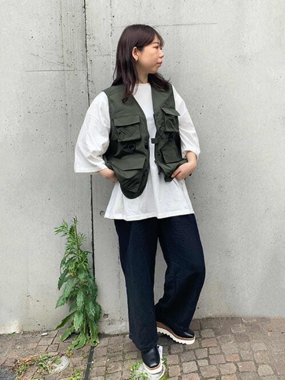 「アウトドアスタイル、Tシャツ、ベスト、レイヤードスタイル、ユニセックス、パンツスタイル、シンプルコーデ、夏コーデ、カジュアルコーデ、フィッシングベスト」｜「STYLEBLOCKのシルケット風天竺タックビッグシルエットTシャツ（Tシャツ/カットソー、ホワイト系）」を使った、STYLEBLOCKさん（レディース・164cm）の夏コーディネートの1枚目の写真