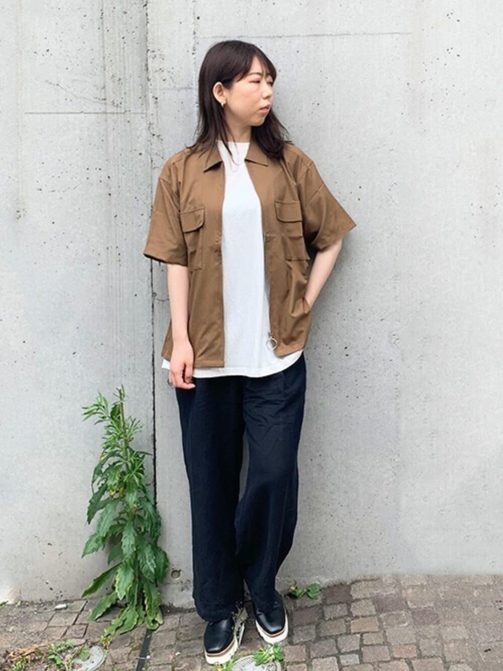 「ビッグシルエット、Tシャツ、大人カジュアル、ユニセックス、厚底シューズ、パンツスタイル、シンプルコーデ、夏コーデ、スイングトップ、カジュアルコーデ」｜「STYLEBLOCKのスウィングトップ半袖ビッグジャケット（ブルゾン、ベージュ系）」を使った、STYLEBLOCKさん（レディース・164cm）の夏コーディネートの1枚目の写真