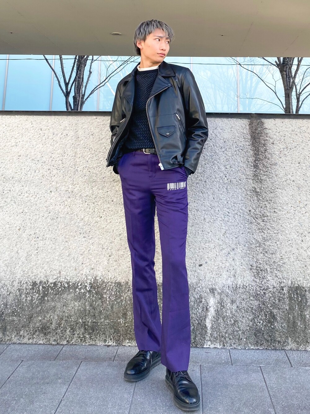 「カラーパンツ、ライダース、ライダースジャケット、パープル、ダブルライダース、フレアパンツ、冬コーデ、ブラック、ハイネック、休日コーデ」｜「N.HOOLYWOODの【N.HOOLYWOOD】別注シンセティックレザーWライダースブルゾン（ライダースジャケット、ブラック系）」を使った、YONSさん（メンズ・181cm）の冬コーディネートの1枚目の写真