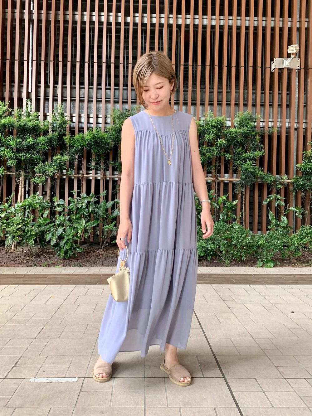 「これが私をアゲる服、春夏コーデ、マキシワンピ、URBAN RESEARCH ROSSO、ミニバッグ」｜「URBAN RESEARCH ROSSO WOMENのボリュームティアードマキシワンピース（ワンピース、グレー系）」を使った、Adaさん（レディース・163cm）の春コーディネートの1枚目の写真