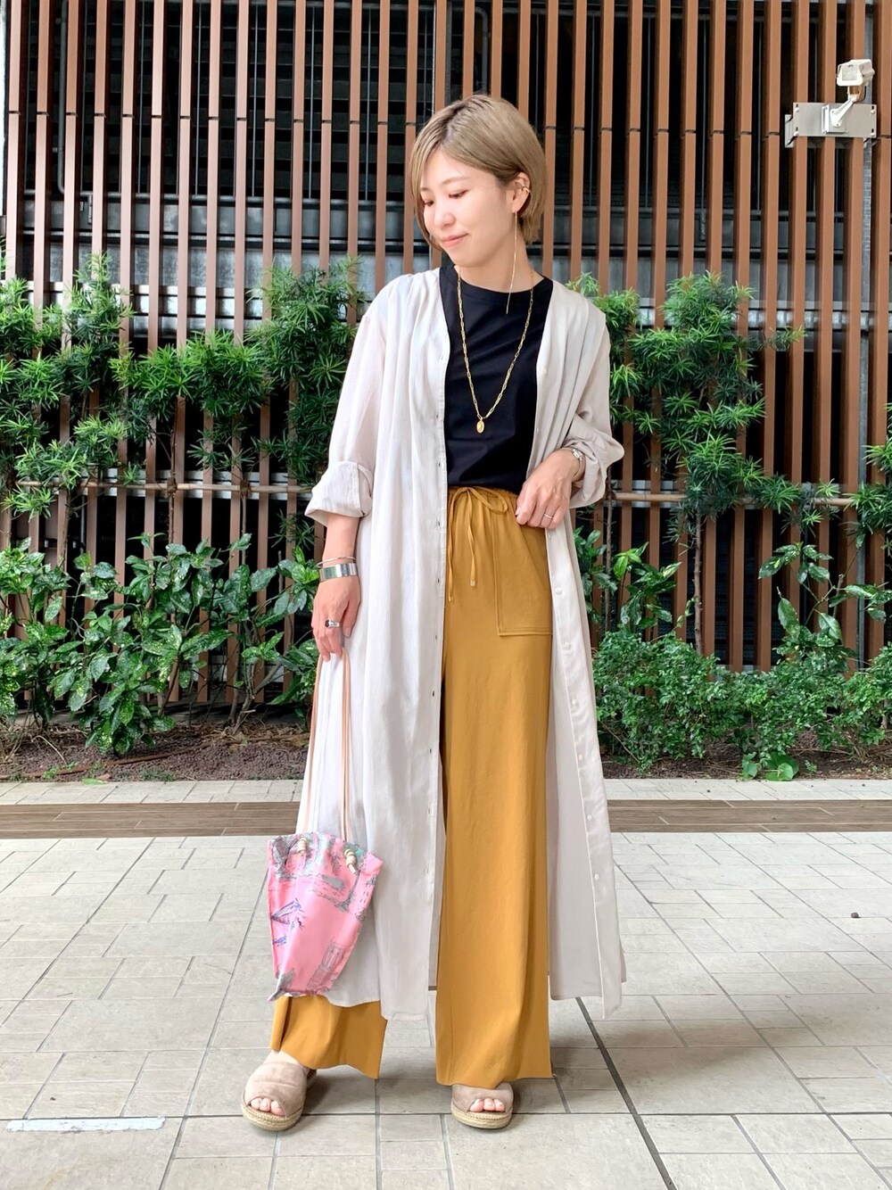 「これが私をアゲる服、シャツワンピ、URBAN RESEARCH ROSSO」｜「URBAN RESEARCH ROSSOの【一部WEB限定カラー】フレンチTシャツ（Tシャツ/カットソー、ブラック系）」を使った、Adaさん（レディース・163cm）の春コーディネートの1枚目の写真