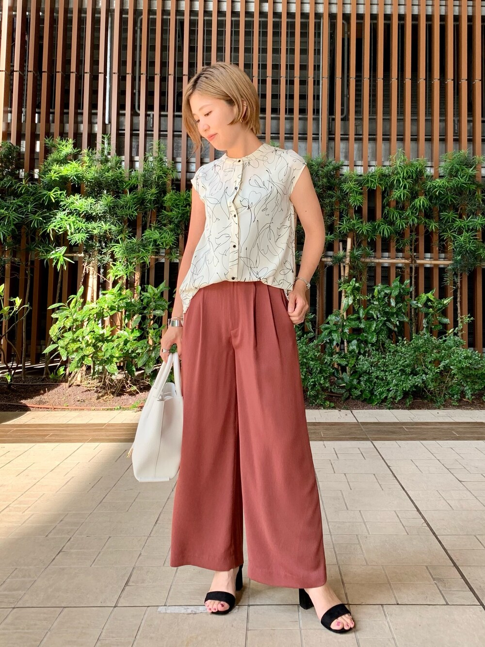「オトナカジュアル、プリーツパンツ、夏、ブラウス、ラインアート、URBAN RESEARCH ROSSO、ママコーデ、オフィススタイル」｜「URBAN RESEARCH ROSSOのラインアートプリントフレンチブラウス（シャツ/ブラウス、ホワイト系）」を使った、Adaさん（レディース・163cm）の夏コーディネートの1枚目の写真