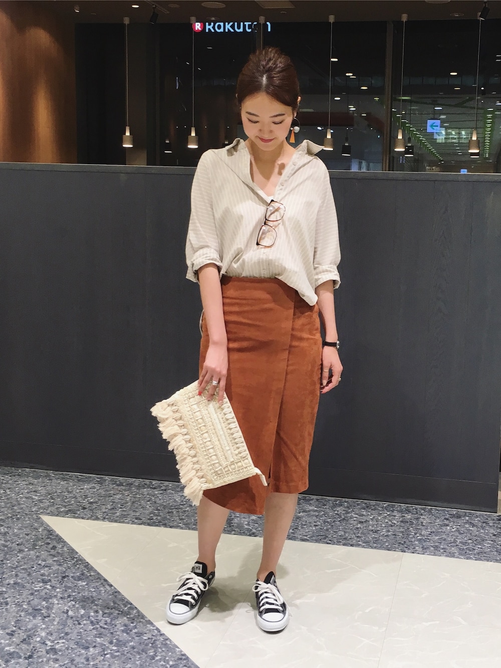 「DouDou、doudou_staff、シンプルコーデ、大人カジュアル、タイトスカート、シャツスタイル、ストライプ、スエード」｜「DouDouのストライプドルマンシャツ（シャツ/ブラウス、ベージュ系）」を使った、DouDou_serikaさん（レディース・167cm）の夏コーディネートの1枚目の写真