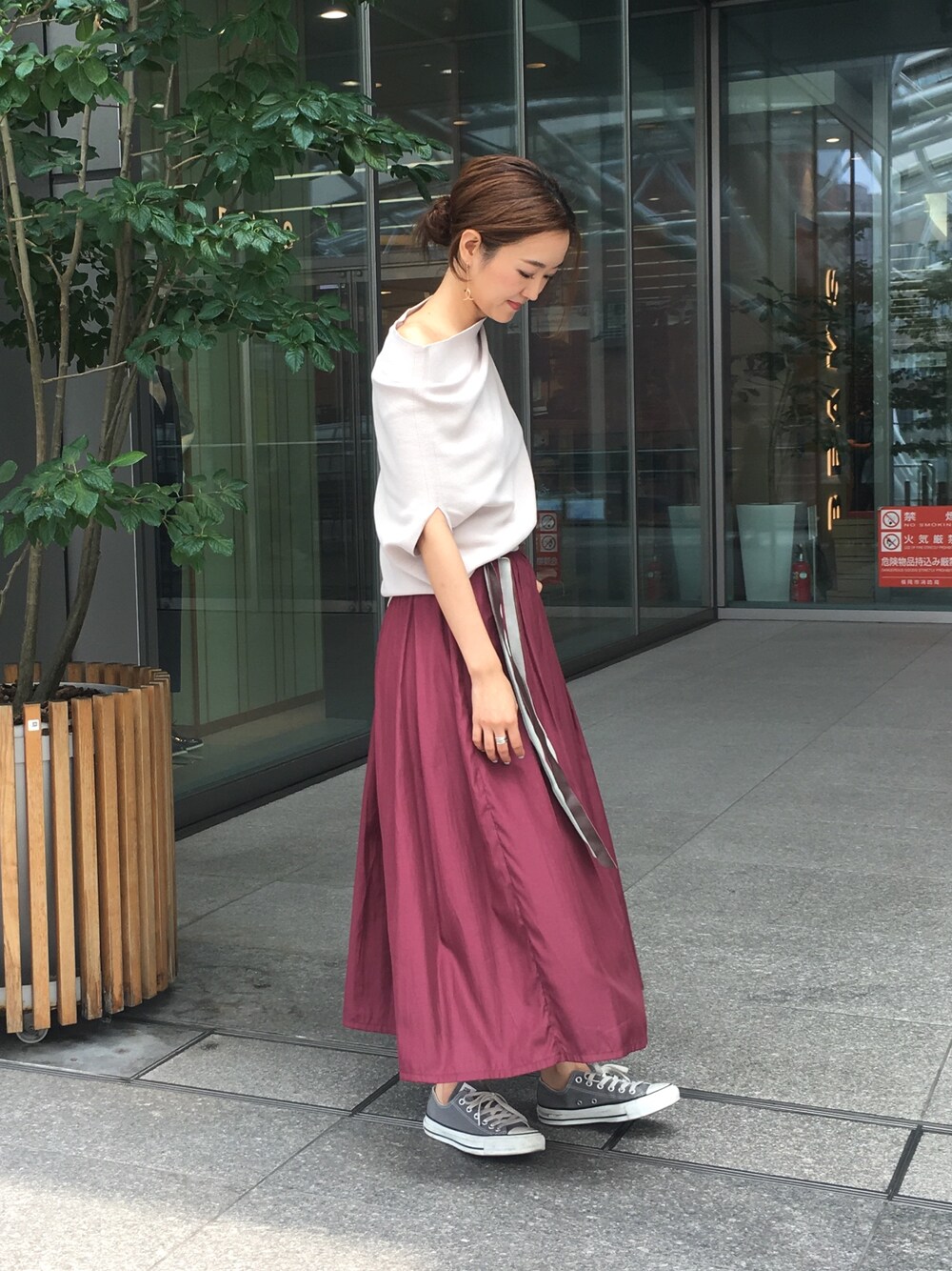 「DouDou、doudou_staff、ラクチンコーデ、フレアスカート、ワインレッド、秋カラー、大人カジュアル」｜「DouDouのレーヨンキュプラスカート（スカート、レッド系）」を使った、DouDou_serikaさん（レディース・167cm）の夏コーディネートの1枚目の写真