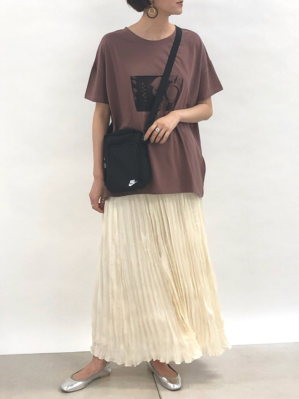 「シンプル、スポーツミックス、スカート、ロングスカート、高身長女子、おうちファッション、Tシャツ、ラフコーデ、大人コーデ、休日スタイル」｜「DouDouの【WEB限定】photoTシャツ（Tシャツ/カットソー、ブラウン系）」を使った、DouDou_serikaさん（レディース・167cm）の春コーディネートの1枚目の写真