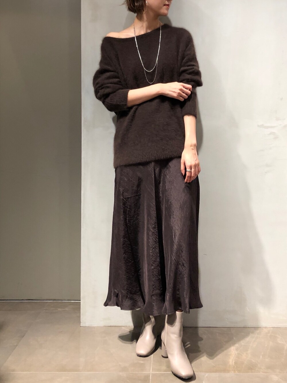 「ニット、ロングスカート、ブラウン、ブラウンコーデ、秋、高身長女子、サテンスカート」｜「DouDouのフェレット切替プルオーバー（ニット/セーター、ブラウン系）」を使った、DouDou_serikaさん（レディース・167cm）の秋コーディネートの1枚目の写真