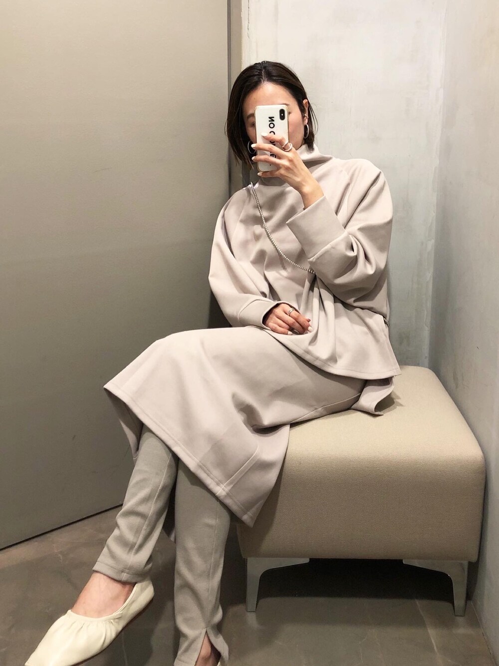 「セットアップ、レギンス、ベージュ、高身長女子、シンプル、ポンチョ風、スウェット」｜「DouDouのセットアップダンボールスウェットポンチョ（Tシャツ/カットソー、ベージュ系）」を使った、DouDou_serikaさん（レディース・167cm）の秋コーディネートの1枚目の写真