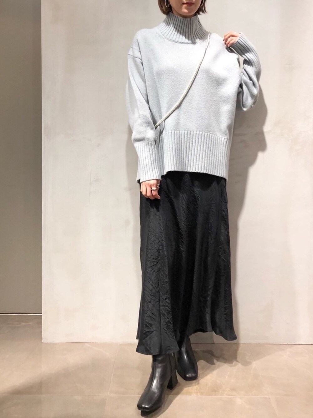 「ニット、タートルネック、ロングスカート、ブラック、ブルー、高身長女子、ブーツ、ゆるコーデ、スクエアトゥ」｜「DouDouのバックスリットタートル（ニット/セーター、ブルー系）」を使った、DouDou_serikaさん（レディース・167cm）の冬コーディネートの1枚目の写真