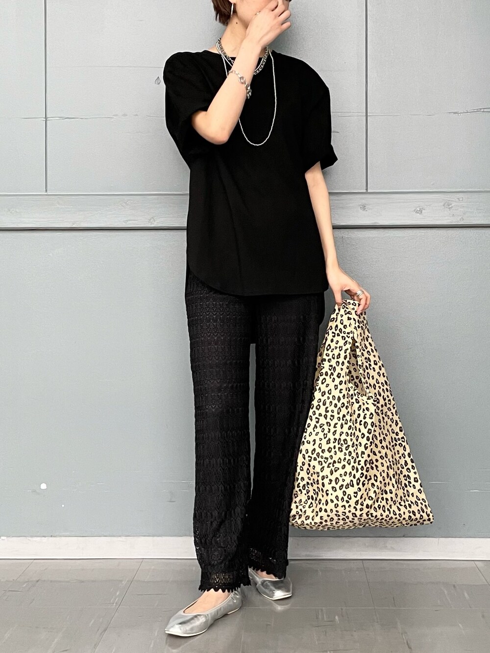 ベージュ系のエコバッグ/サブバッグ、シルバー系のバレエシューズ、ブラック系のその他を着用したレディースの春コーディネートの1枚目の写真