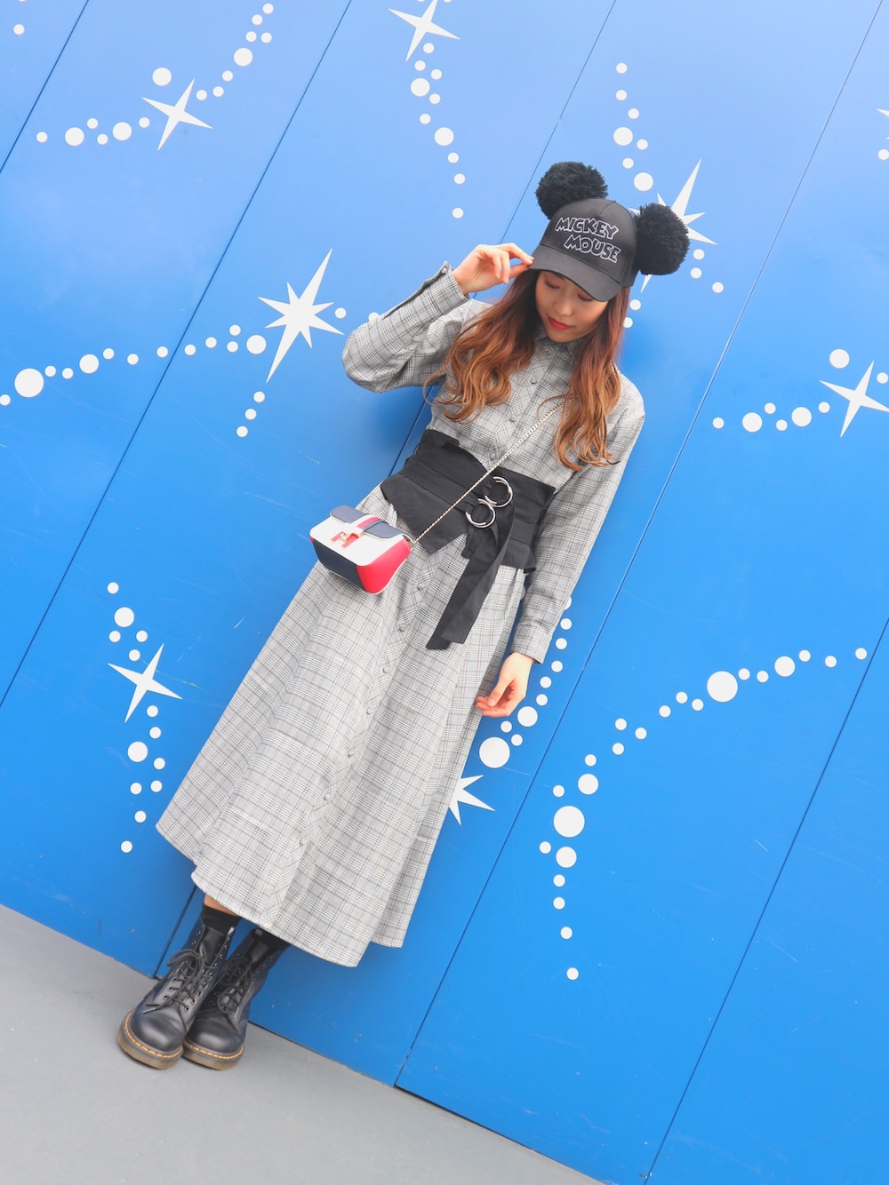 「ディズニー、ディズニーコーデ、シャツワンピ、ドクターマーチン、ワンピース、チェックシャツ、ロングスカート、ミッキー、春コーデ、ディズニーランド」｜「Dr. MartensのDr.Martens/ドクターマーチン/1460 SMOOTH（ブーツ、ブラック系）」を使った、Kumami.さん（レディース・165cm）の春コーディネートの1枚目の写真