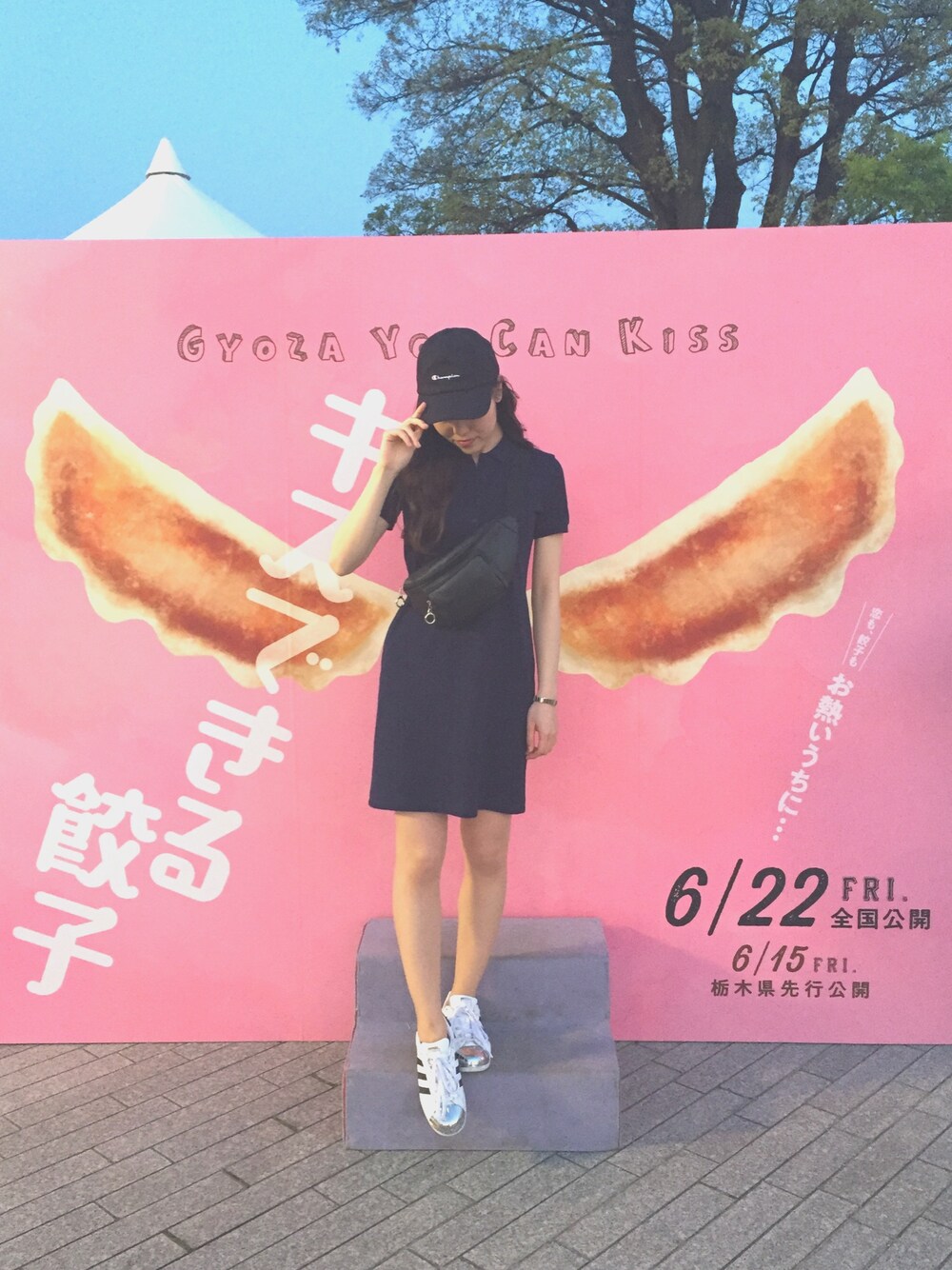 「カジュアル、スポーツミックス、春コーデ、オトナカジュアル、キャップ、ウエストポーチ、ワンピース、ワンピース×スニーカー、スニーカー、夏コーデ」｜「adidasのオリジナルス スーパースター メタル [SUPERSTAR METAL TOE W]（スニーカー、ホワイト系）」を使った、Kumami.さん（レディース・165cm）の春コーディネートの1枚目の写真