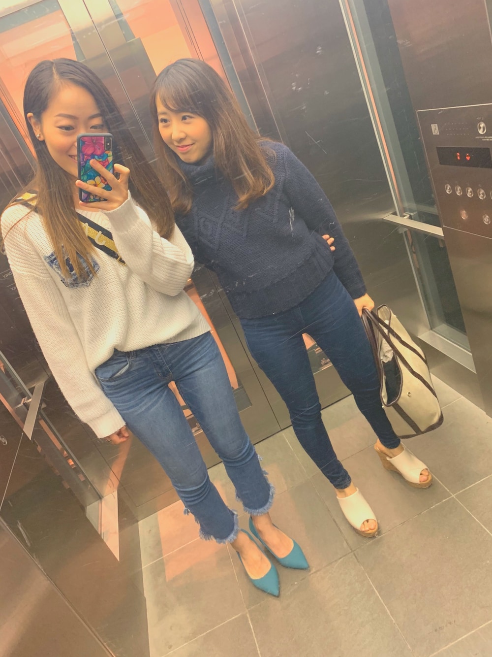 「カジュアルコーデ、ラクチンコーデ、デニム、秋のコーデ、休日コーデ、白ニット、大人コーデ、大人カジュアル」｜「RANDAのポインテッドトゥパンプス（パンプス、ブルー系）」を使った、Kumami.さん（レディース・165cm）の秋コーディネートの1枚目の写真