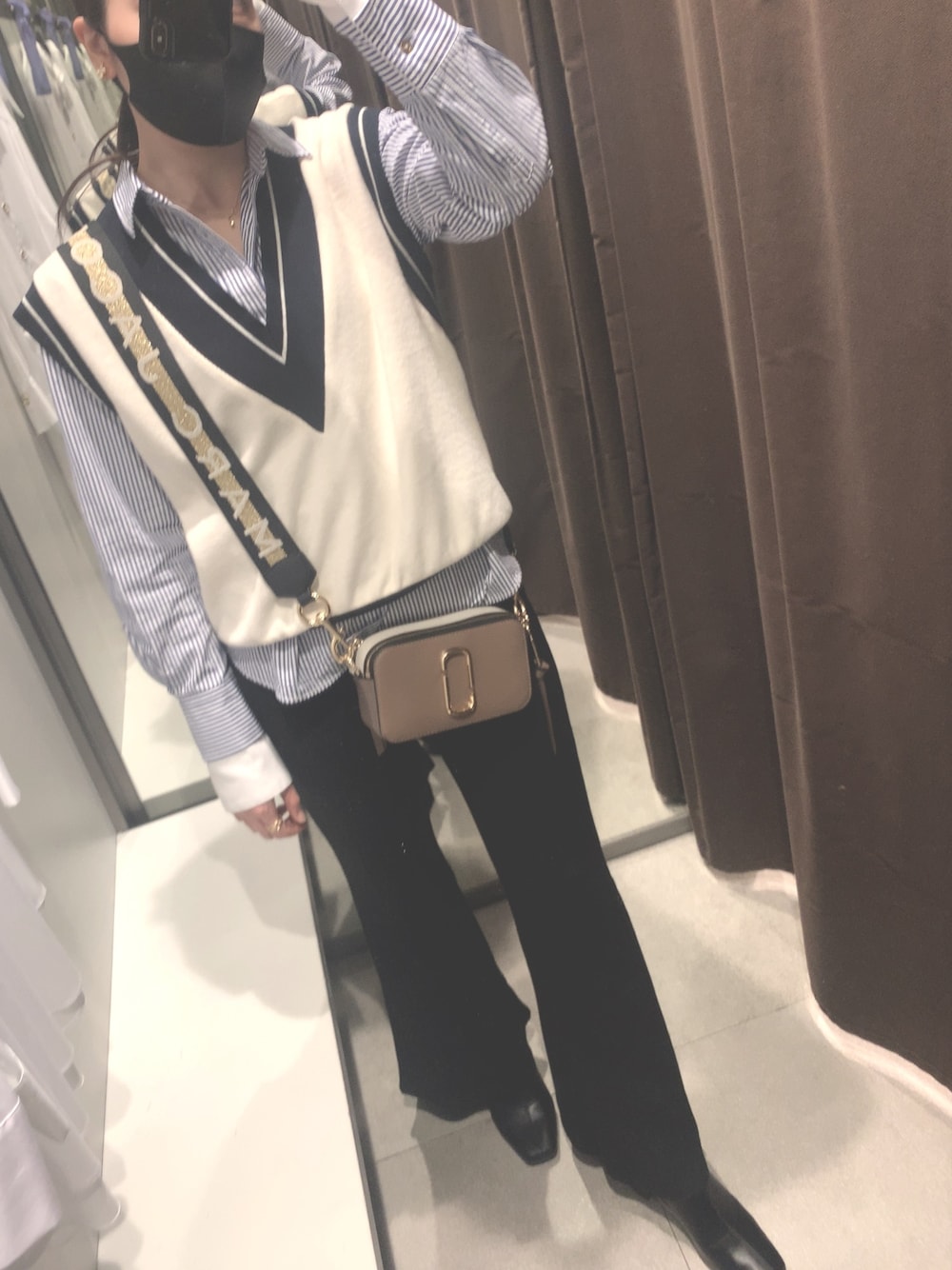 「シャツスタイル、ベスト、ニットベスト、ストライプシャツ、フレアパンツ、シンプルコーデ、大人カジュアル、春コーデ、パンツスタイル、キレイめカジュアル」｜「ZARAのアイテム（シャツ/ブラウス、ブルー系）」を使った、Kumami.さん（レディース・165cm）の春コーディネートの1枚目の写真