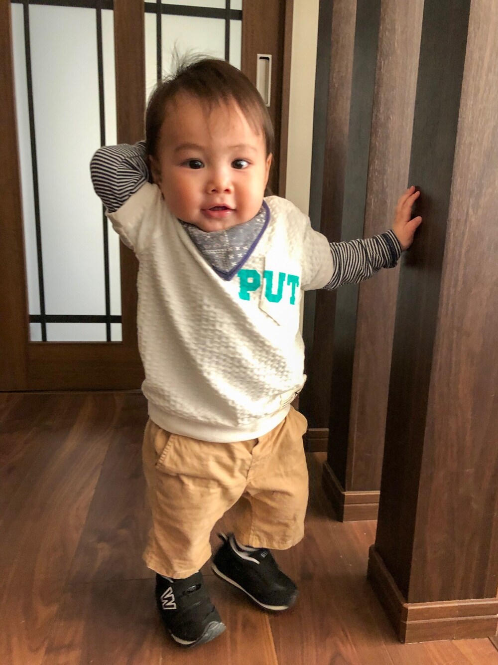 「おうちファッション、キッズコーデ、ベビーコーデ、男の子、1歳、GU、春コーデ、boy、baby、H&M」｜「西松屋のアイテム（スニーカー、ブラック系）」を使った、s☆さん（キッズ・80cm）の春コーディネートの1枚目の写真