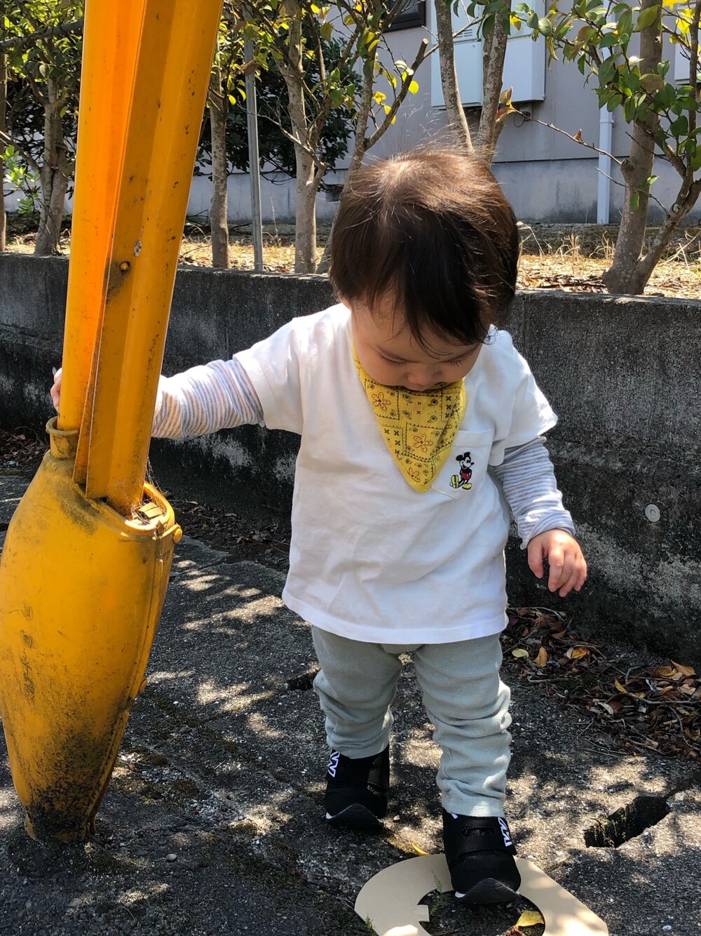 「おうちファッション、キッズコーデ、ベビーコーデ、男の子、おとこのこ、1歳、GU、H&M、春コーデ、男の子ママ」｜「H&Mのアイテム（パンツ、グリーン系）」を使った、s☆さん（キッズ・80cm）の春コーディネートの1枚目の写真