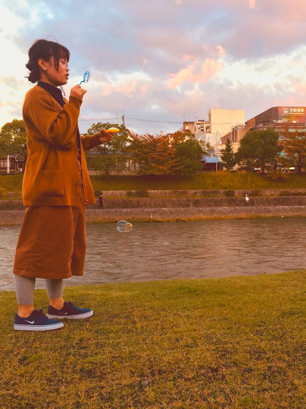 「鴨川、お散歩、旅、147cm、シャボン玉」｜「NIKE SBのアイテム（スニーカー、ブルー系）」を使った、すーさん（レディース・147cm）の秋コーディネートの1枚目の写真