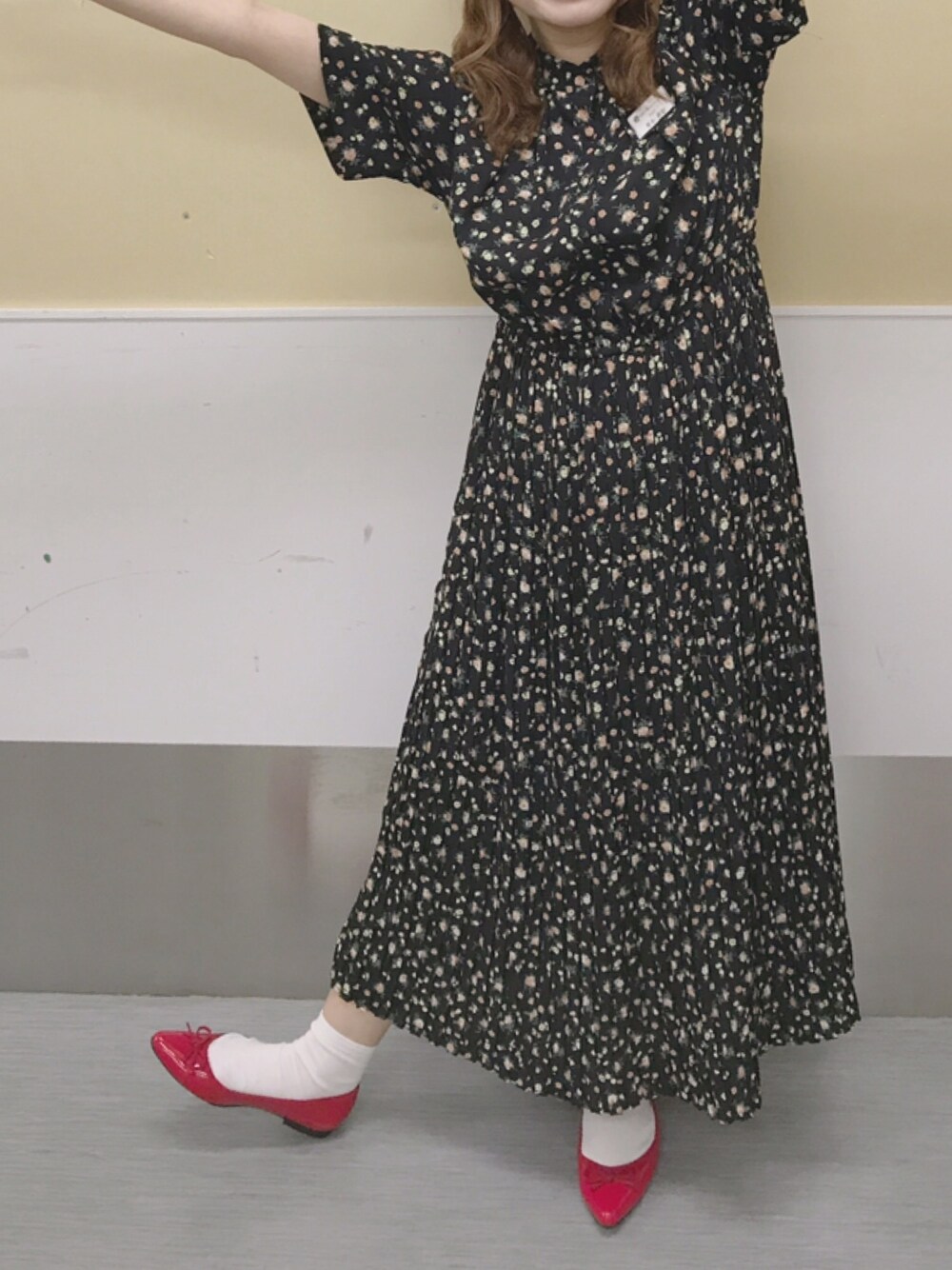 ブラック系のワンピースを着用したレディースの秋コーディネートの1枚目の写真