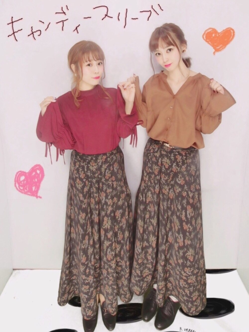 レッド系のシャツ/ブラウス、ブラック系のサンダル、ブラウン系のシャツ/ブラウスを着用したレディースの秋コーディネートの1枚目の写真