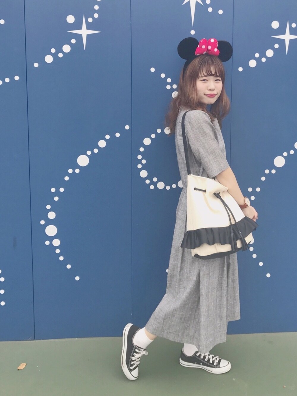 レッド系のTシャツ/カットソー、ホワイト系のスカート、ブラック系のショルダーバッグを着用したレディースの秋コーディネートの1枚目の写真