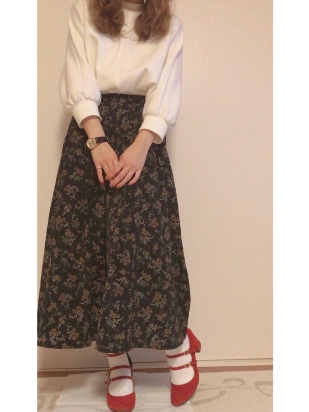 ホワイト系のTシャツ/カットソー、ブラック系のスカート、オレンジ系のパンプスを着用したレディースの秋コーディネートの1枚目の写真