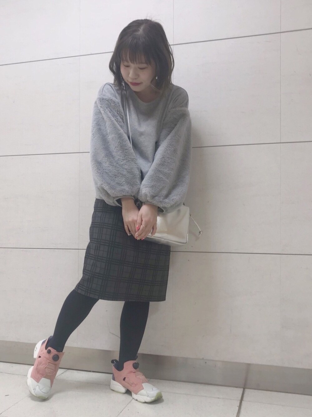 グレー系のTシャツ/カットソー、グレー系のスカート、その他のその他を着用したレディースの冬コーディネートの1枚目の写真