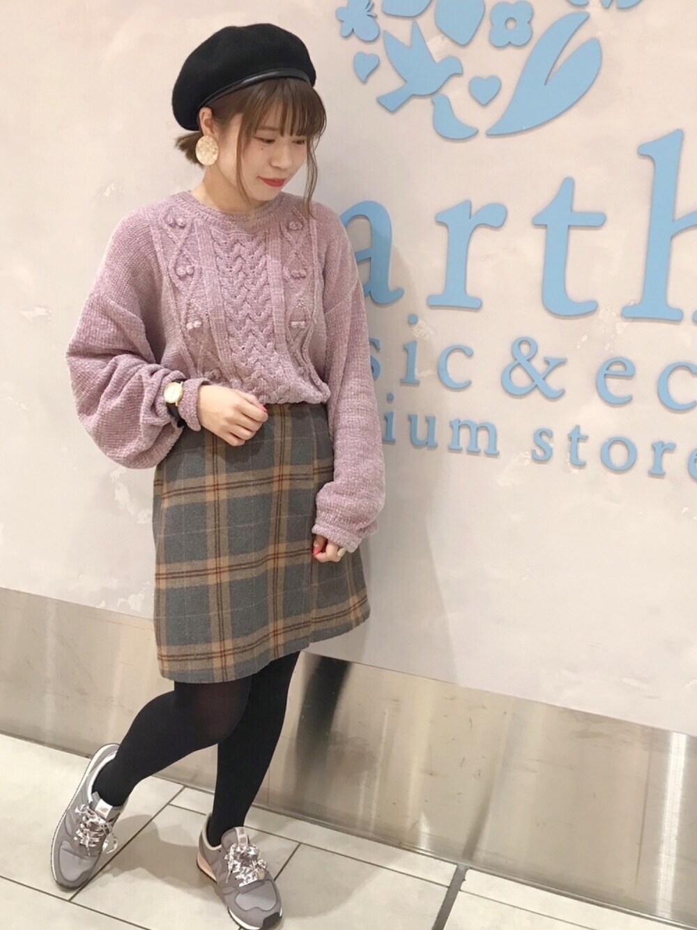 パープル系のニット/セーター、グレー系のスカート、グレー系のシューズを着用したレディースの冬コーディネートの1枚目の写真