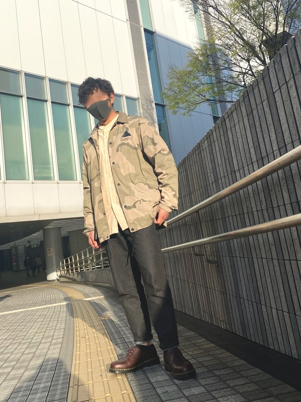 「BURTONのアイテム（ナイロンジャケット、その他）」を使った、ひろぽんさん（メンズ・172cm）の春コーディネートの1枚目の写真