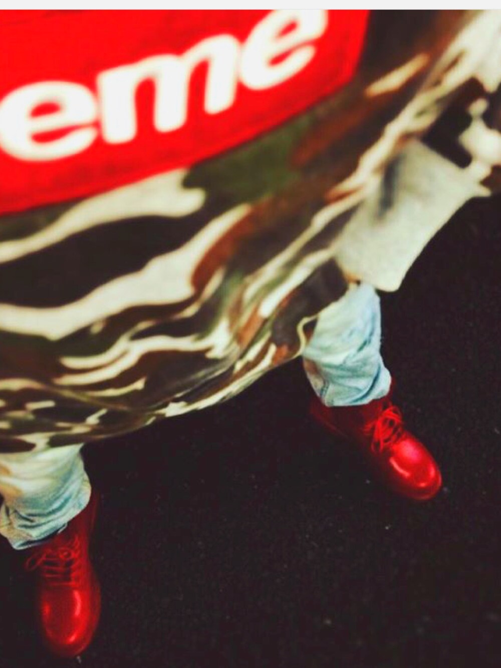 「Supreme のアイテム（パーカー、グリーン系）」を使った、安藤 楓さん（メンズ・181cm）の冬コーディネートの1枚目の写真