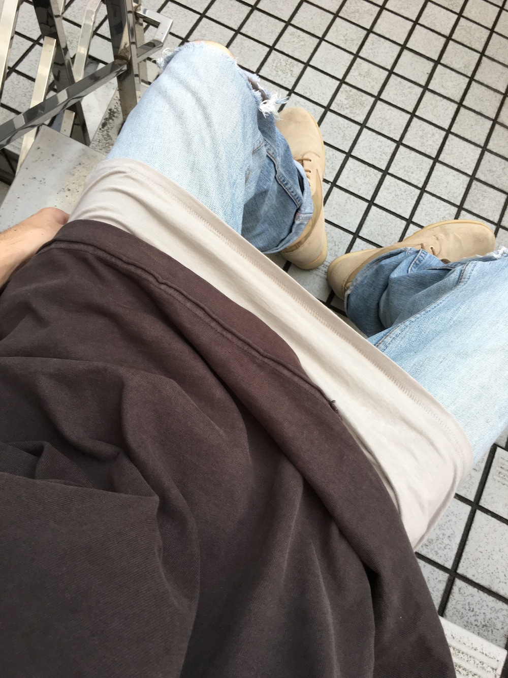 「NUBIANのアイテム（Tシャツ/カットソー、ブラウン系）」を使った、安藤 楓さん（メンズ・181cm）の冬コーディネートの1枚目の写真