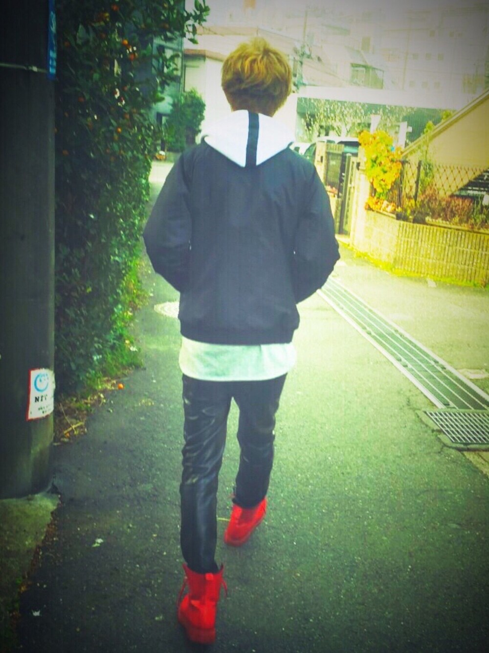 「streetstyle、パーカー、モード、モードストリート、ELVIRA、MORT Paris、Dr.Martens、H&M」｜「Dr. Martensのアイテム（ブーツ、レッド系）」を使った、安藤 楓さん（メンズ・181cm）の冬コーディネートの1枚目の写真