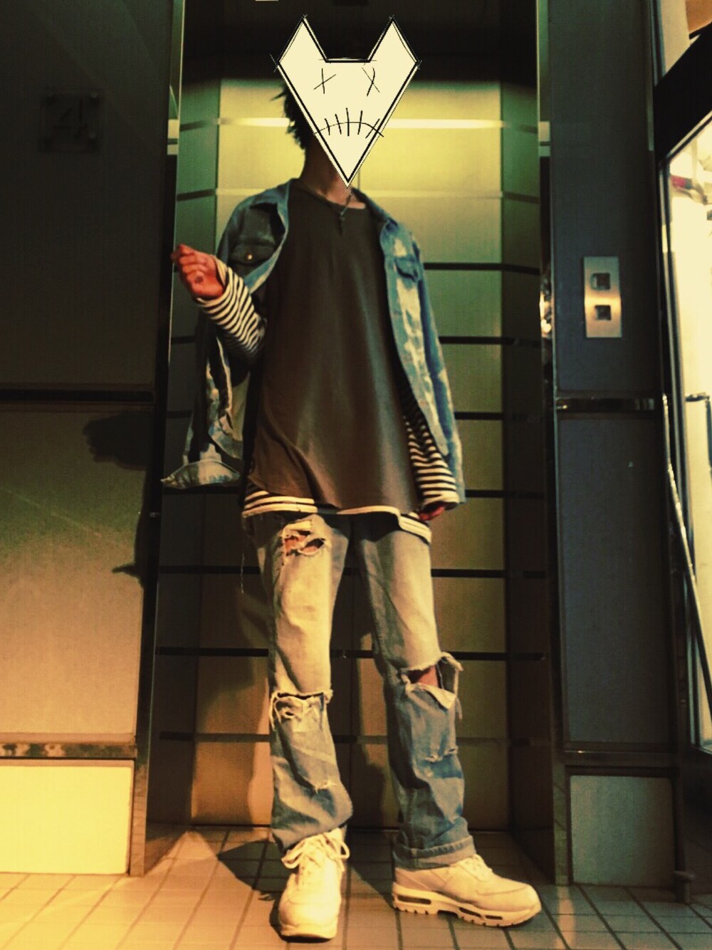 「夏、カジュアル、ブリーチデニム、ダメージデニムパンツ、レイヤードスタイル、カーキ」｜「Nike air maxのアイテム（スニーカー、ホワイト系）」を使った、安藤 楓さん（メンズ・181cm）の春コーディネートの1枚目の写真