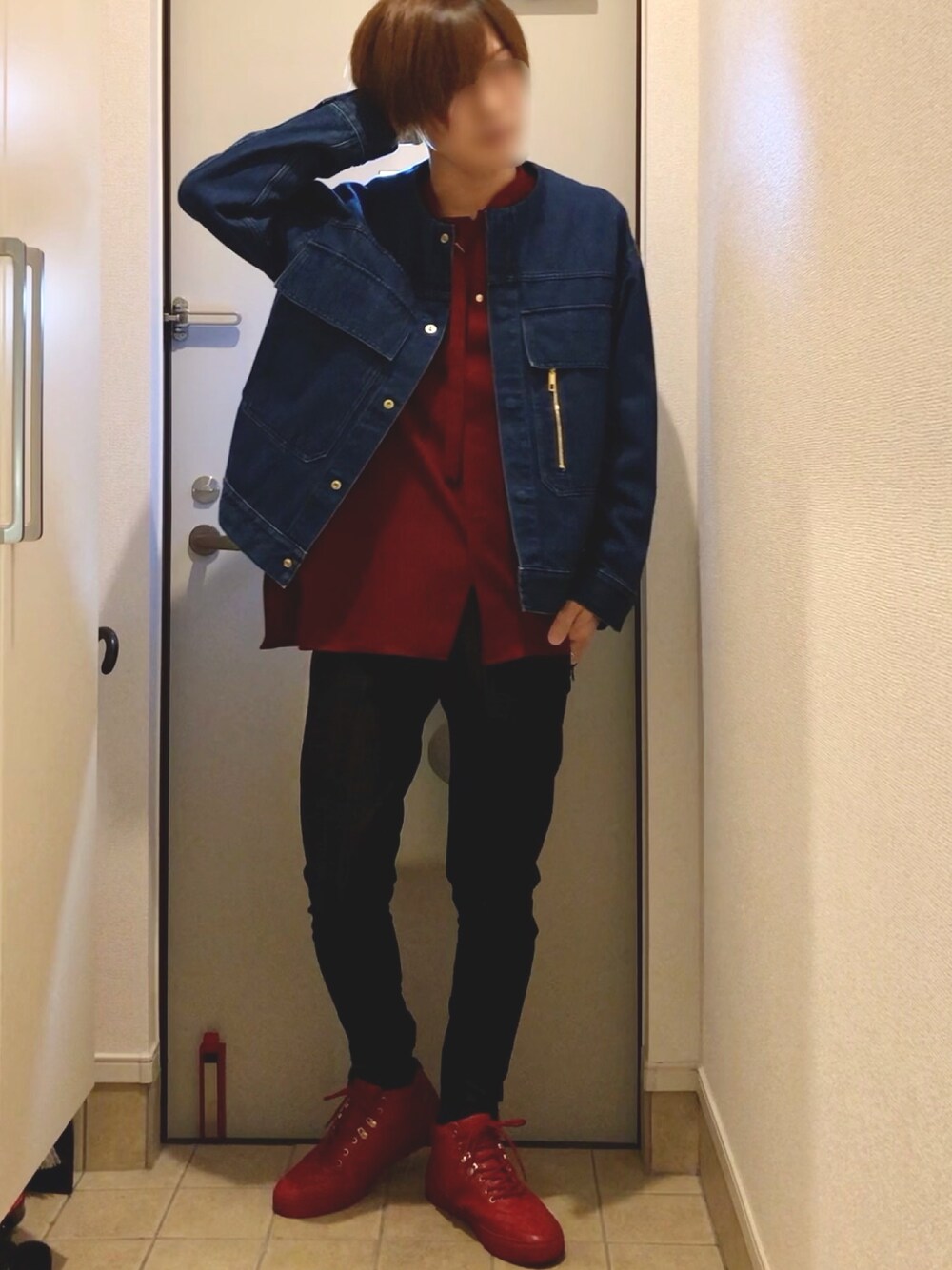 「秋のコーデ、ストリート、スニーカーコーデ、デニムジャケット、スキニー、赤、CULLNI、ZARA、シャツスタイル、古着MIX」｜「CULLNIの2017秋冬　ノーカラーデニムブルゾン（デニムジャケット、ブルー系）」を使った、よねたむさん（メンズ・172cm）の秋コーディネートの1枚目の写真
