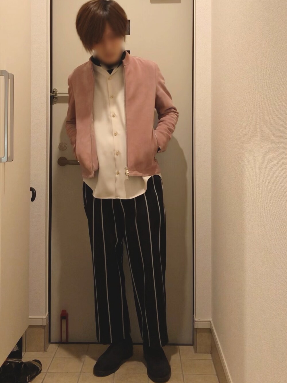 「ライダース、ピンク、タートルネック、シャツスタイル、ワイドパンツ、ストライプ、STUDIOUS、UNITED TOKYO、白、ネイビー」｜「UNITED TOKYOのスエードシングルライダース（ライダースジャケット、ピンク系）」を使った、よねたむさん（メンズ・172cm）の秋コーディネートの1枚目の写真