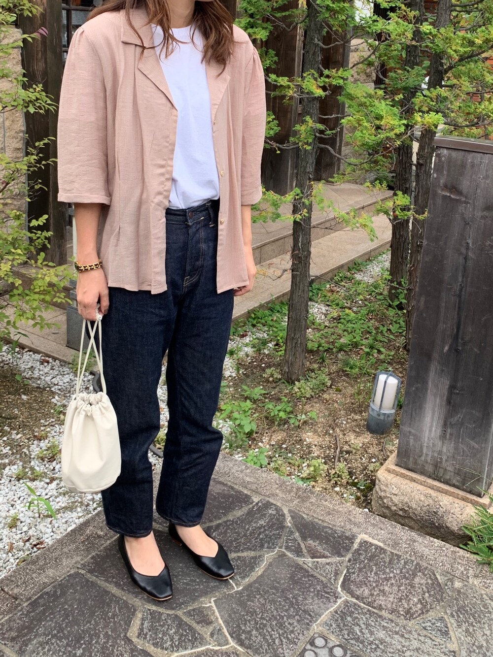 「カジュアル、大人カジュアル、大人コーデ、シャツスタイル、デニム、巾着バッグ、chanel、vintage CHANEL、used、vintage」｜「HANESの【Hanes】 ジャパンフィットクルーネック2P(2枚組)（Tシャツ/カットソー、ホワイト系）」を使った、Aさん（レディース・165cm）の秋コーディネートの1枚目の写真