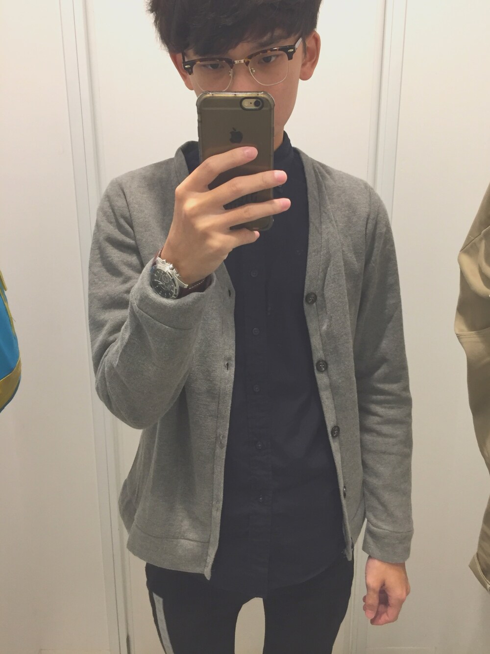 「VINTAGE、boy、Taiwan、TAIPEI、UNIQLO、CITIZEN」｜「lativのアイテム（シャツ/ブラウス、ブラック系）」を使った、峻宏さん（メンズ・174cm）の冬コーディネートの1枚目の写真