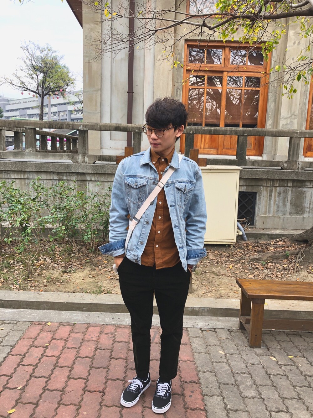 「Taiwan、Taichung、VANS、GAP、UNIQLO、MUJI、ootd」｜「mujiのアイテム（シャツ/ブラウス、ブラウン系）」を使った、峻宏さん（メンズ・174cm）の冬コーディネートの1枚目の写真